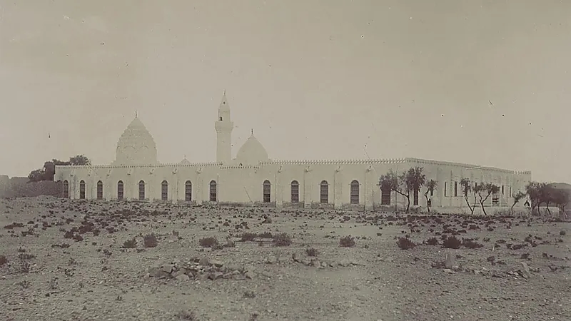 صورة نادرة لمسجد ابن عباس في الطائف تعود لأكثر من 130 عامًا