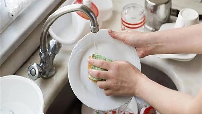 أخطاء شائعة عند غسل الأواني قد تسبب أضرارًا صحية كبيرة .. فيديو