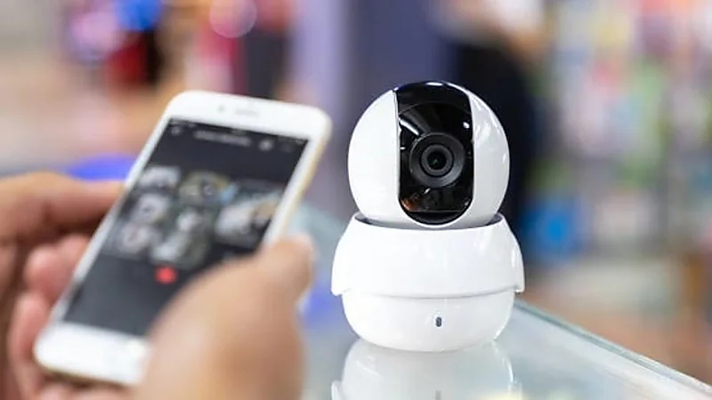 ضبط رجل وضع كاميرا خفية ليتجسس على طالبات