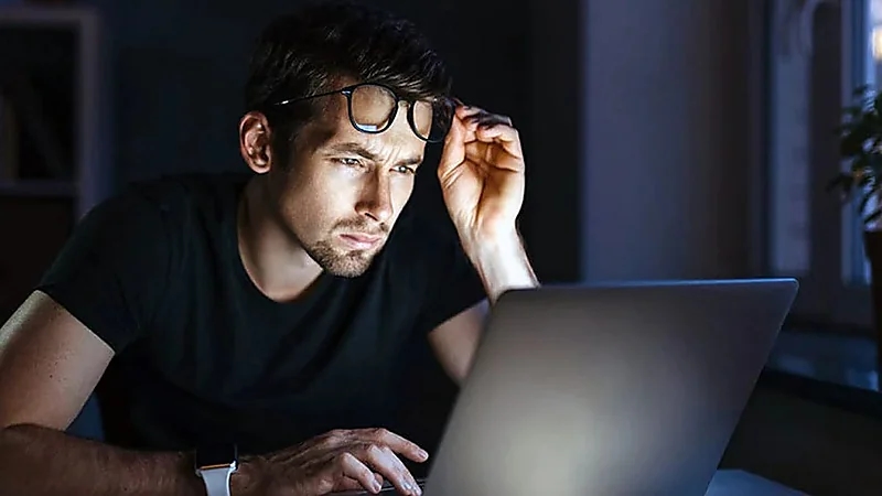 6 نصائح لحماية عينيك من إرهاق الشاشات طوال اليوم