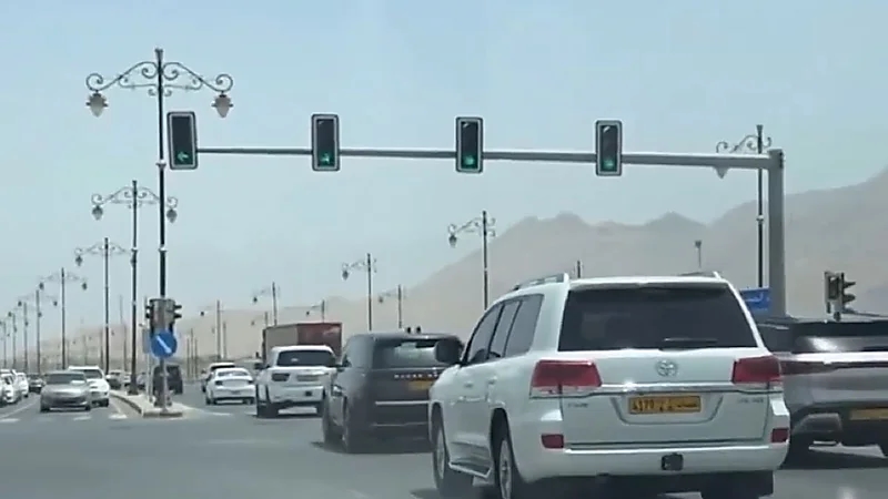 السلطان هيثم بن طارق يقود سيارته الخاصة في جولة بولاية نزوى .. فيديو