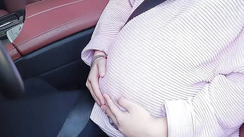 سيدة تضع مولودها داخل سيارة بعد حادث سير