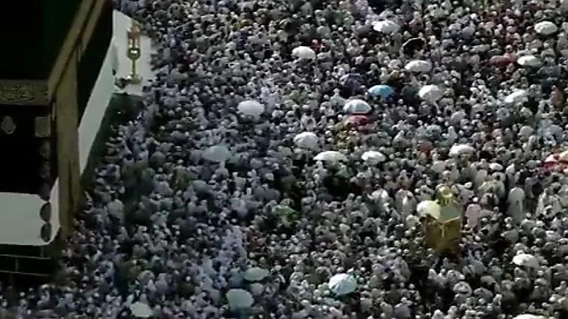 حجاج بيت الله يؤدون طواف الإفاضة في أجواء روحانية مفعمة بالخشوع   .. فيديو