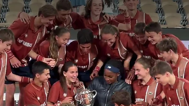 كوكو جوف تحتفل بلقب البطولة مع أطفال جمع الكرات .. فيديو