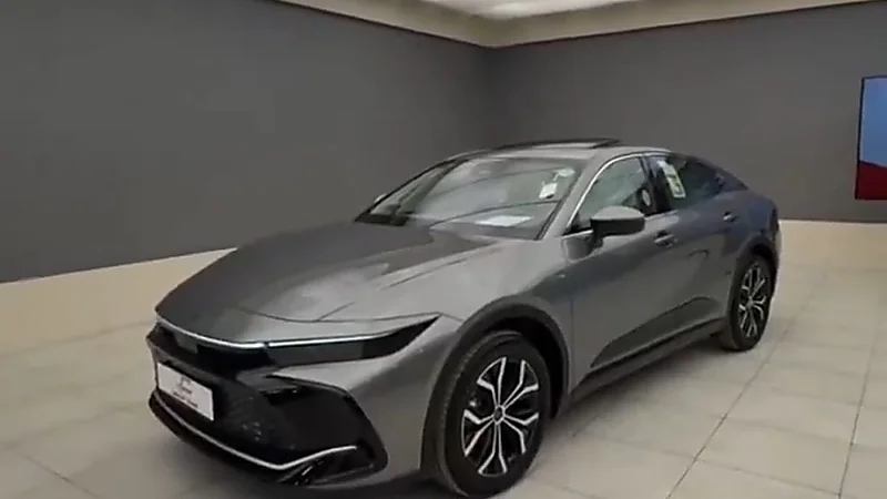 أبرز مواصفات وسعر تويوتا كراون بريميوم 2025 .. فيديو