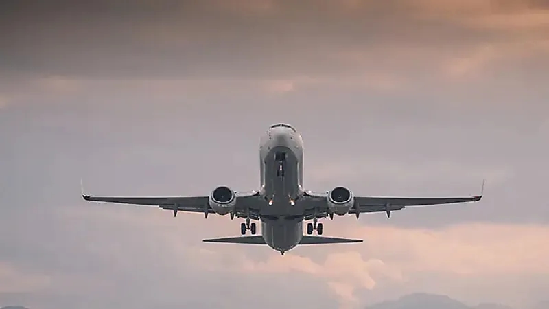 بلاغ بوجود قنبلة على رحلة بطيران الخليج المتجهة للكويت.. صور