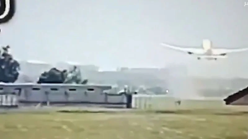 طيار : الطائرة الهندية لم تصطدم بشيء والانفجار حدث بعد سقوطها ..فيديو