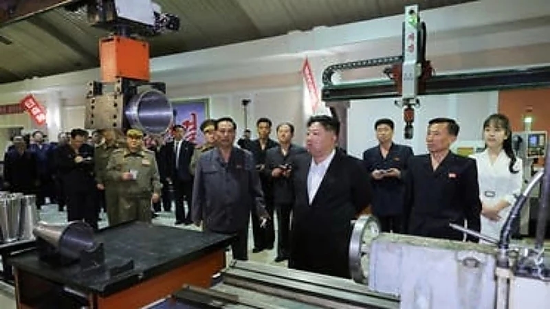 زعيم كوريا الشمالية يطالب بالتوسع بإنتاج قذائف جديدة للحرب الحديثة.. صور