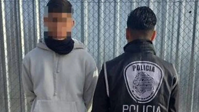 اعتقال لاعب كرة قدم خلال مباراة فريقه لتورطه في قضية قتل