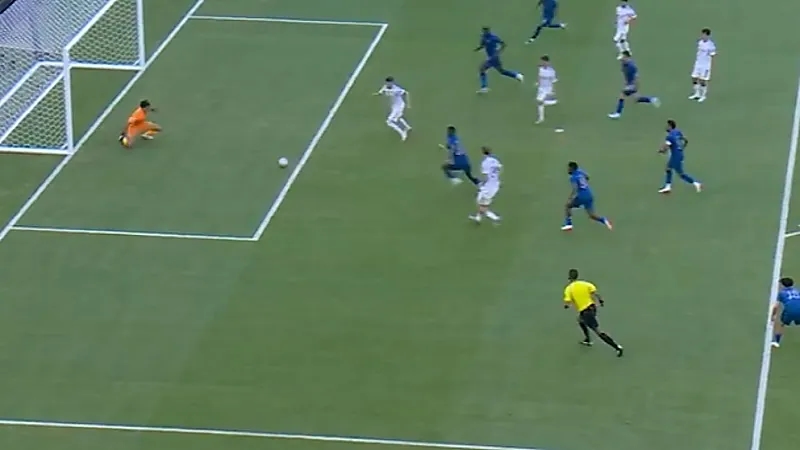 بونو يواصل تألقه ويتصدى لضربة جزاء ريال مدريد في الوقت القاتل  .. فيديو