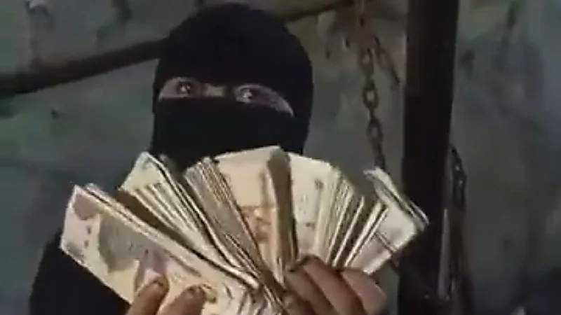 سيدة تتباهى بجمع 100 ألف جنيه من التسول في شهر واحد ..فيديو