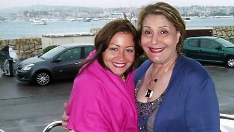 أزمة قلبية مفاجئة تنقل والدة منة شلبي إلى المستشفى