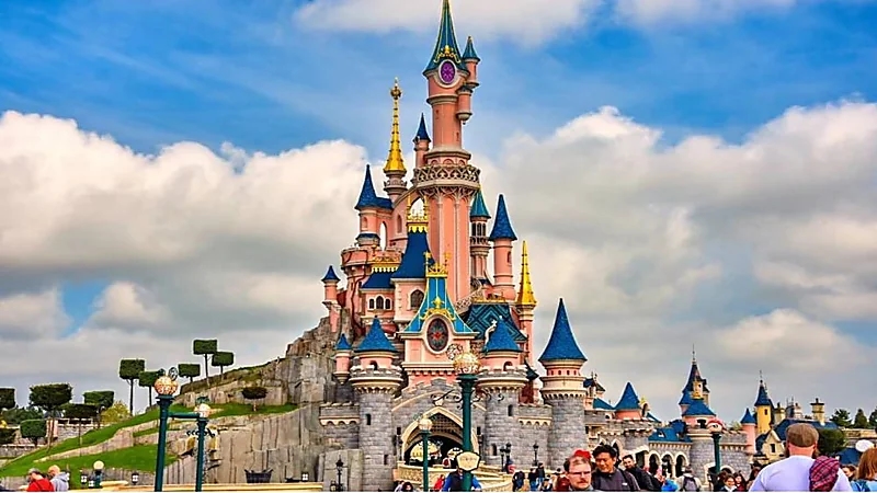 حفل زفاف لطفلة يثير صدمة في ديزني لاند