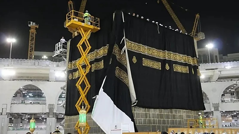 الليلة: مراسم تغيير كسوة الكعبة المشرفة لعام 1447 (فيديو)
