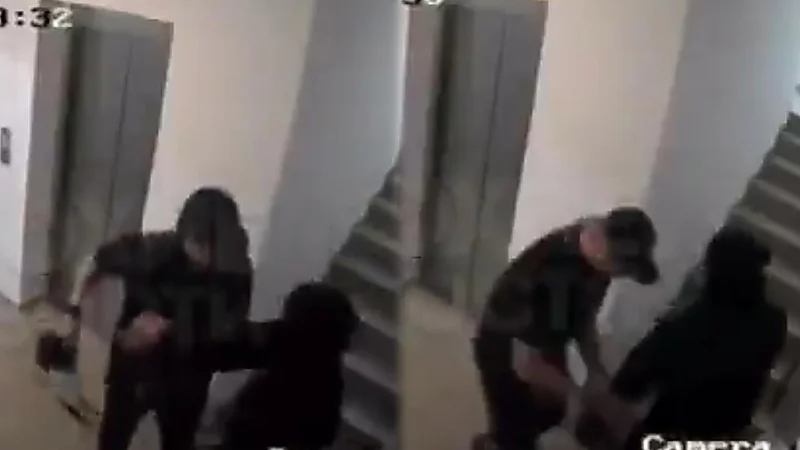 شاب يعتدي على زوجته في مدخل مبنى سكني ..فيديو