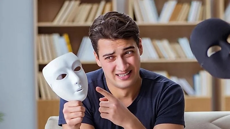 7 علامات تكشف الشخصية النرجسية