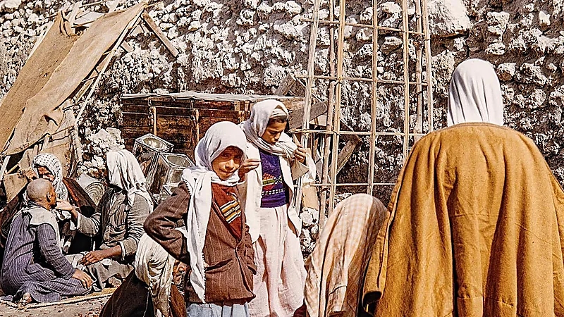 لقطة نادرة لباعة خضار و حلاقين ومعالجين أسنان شعبيين في سوق بالقطيف