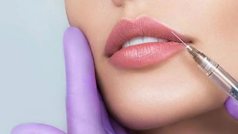 وفاة رضيع داخل سيارة ساخنة أثناء موعد تجميلي لوالدته