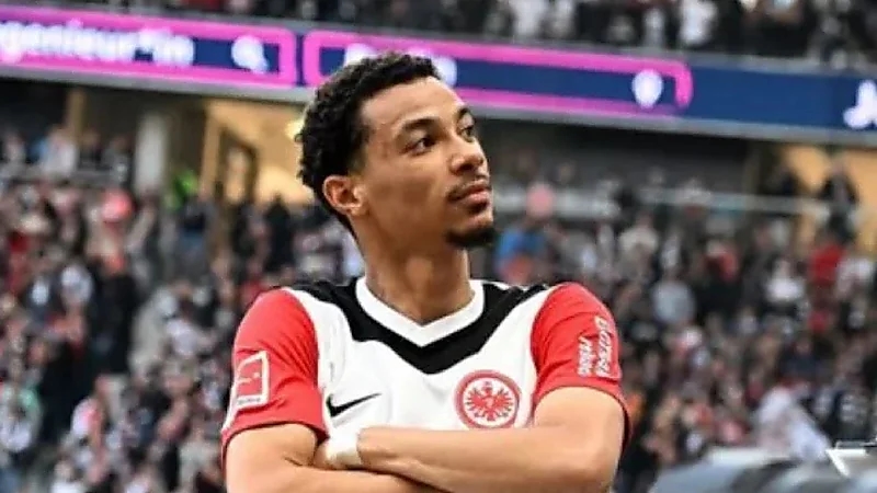 نجم فرانكفورت يرفض عروض أندية روشن