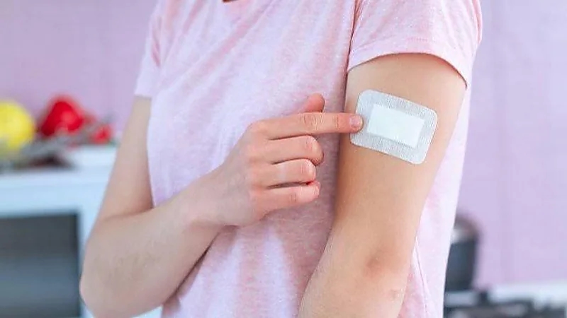 استشاري يكشف حقيقة فائدة الملصقات الجلدية العلاجية وأسباب استخدامها .. فيديو