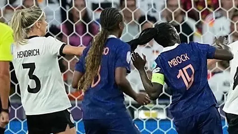 طرد لاعبة ألمانيا لجذبها منافستها من الشعر