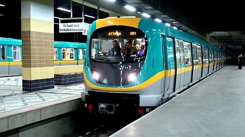 القبض على راكب قام بأعمال تخريبية وخلع ملابسه أمام الركاب في المترو