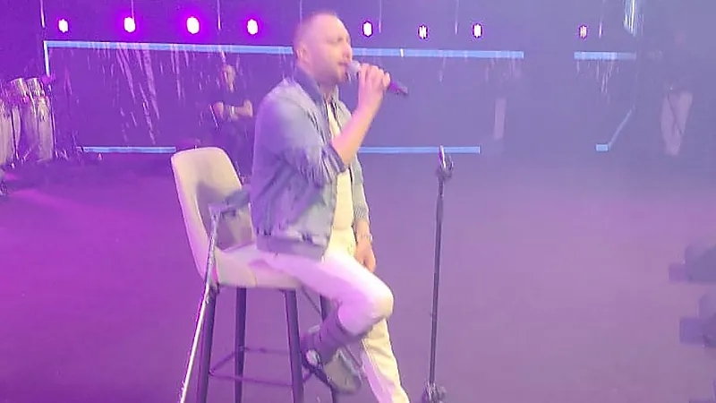 حسام حبيب يحيي حفله في جدة بالعكاز..صور