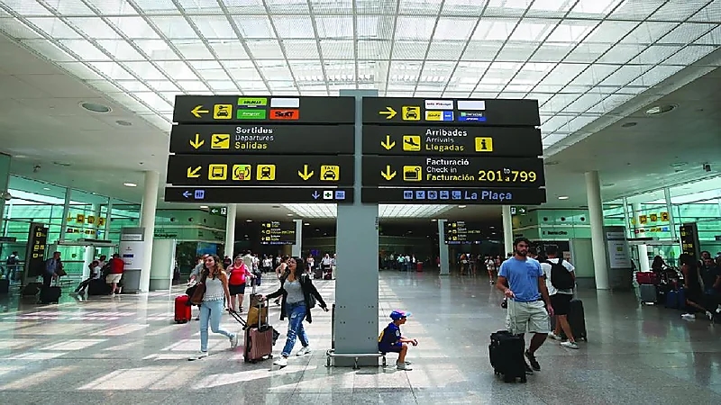 زوجان يتركان طفلهما في مطار برشلونة لسبب غريب