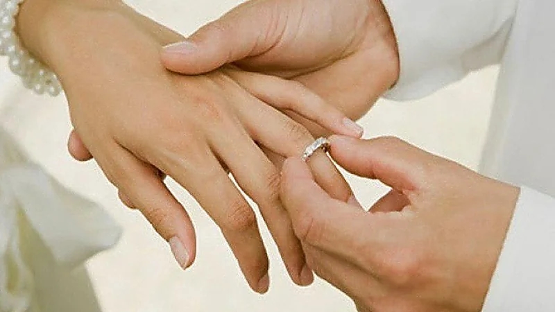 شاب يهرب من خطوبة فتاة بسبب طلب غريب لوالدها