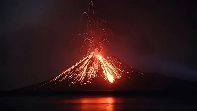 مشهد مرعب لثوران ضخم في بركان ليوتوبي بإندونيسيا .. فيديو