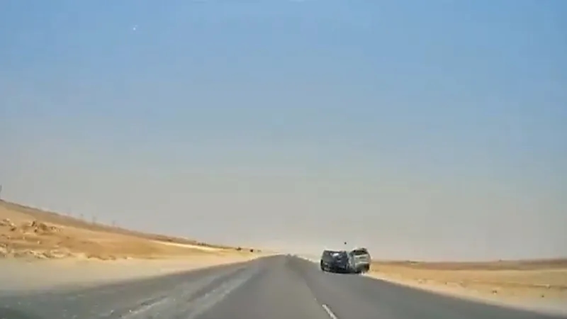لحظة تصادم سيارتين على طريق في عمان.. فيديو