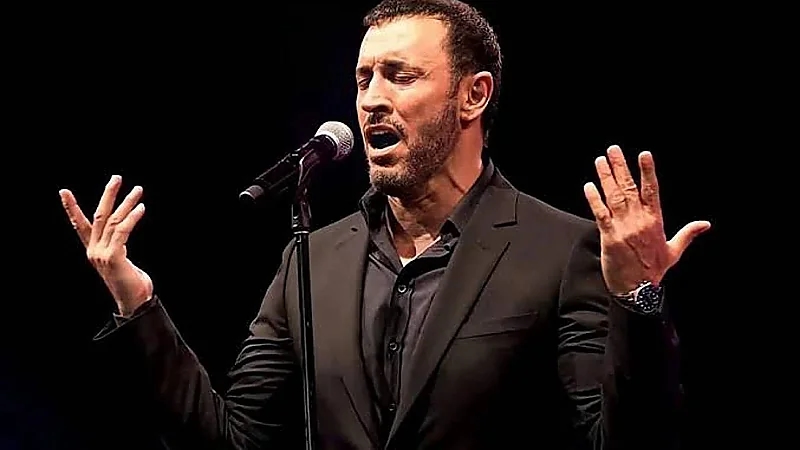 موقف طريف لكاظم الساهر وهو يطلب إزالة صورته عن المسرح.. فيديو