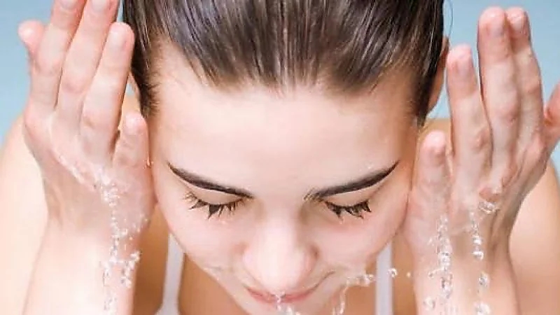 فوائد مدهشة لماء الأرز للحصول على بشرة شابة ومشرقة