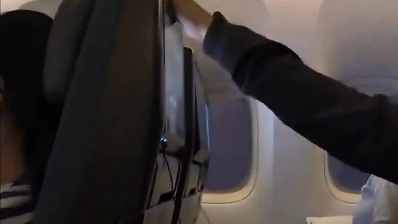 ركاب طائرة يُحتجزون داخلها 28 ساعة بسبب الأحوال الجوية. فيديو