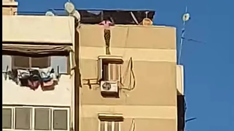 لحظة إنقاذ طفلة علقت على حافة شرفة بالطابق الحادي عشر.. فيديو