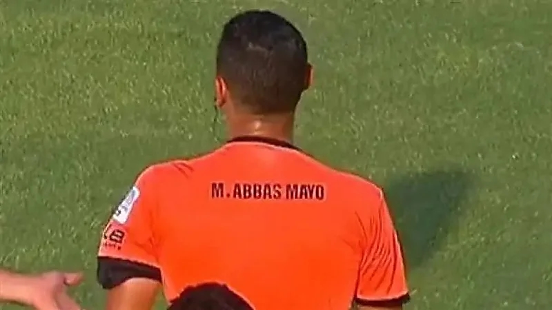 حكم مصري يثير الجدل ويكتب اسمه على القميص .. صور