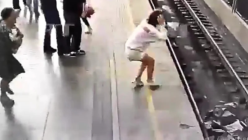 نجاة طفل بأعجوبة بعد سقوط عربته تحت القطار .. فيديو