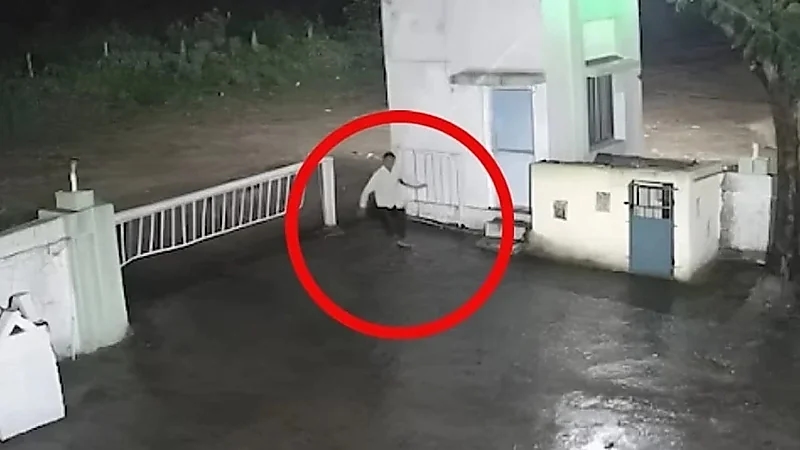 مواجهة مرعبة بين رجل وأسد في الهند تنتهي بمشهد كوميدي .. فيديو