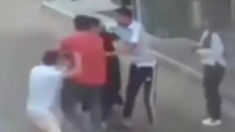 القبض على عاملين تعديا بالضرب على فتاة.. فيديو