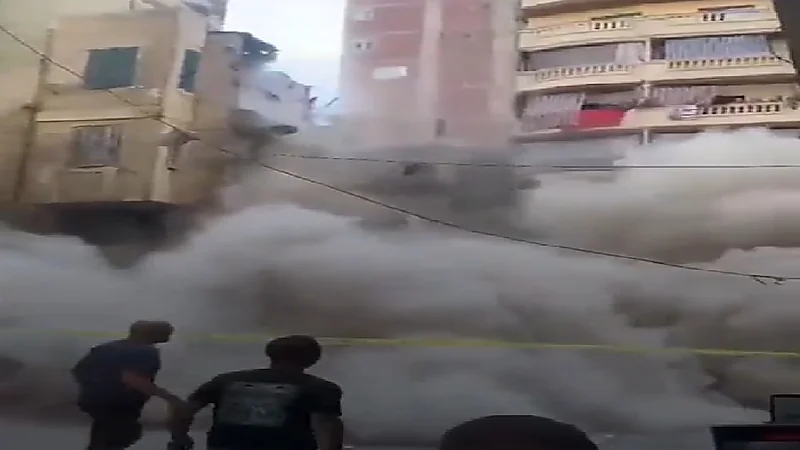 لحظة انهيار عقار قديم بالإسكندرية دون إصابات.. فيديو