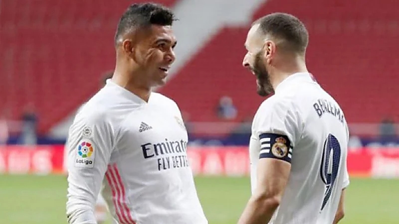 بنزيما يوصي الاتحاد بالتعاقد مع كاسيميرو