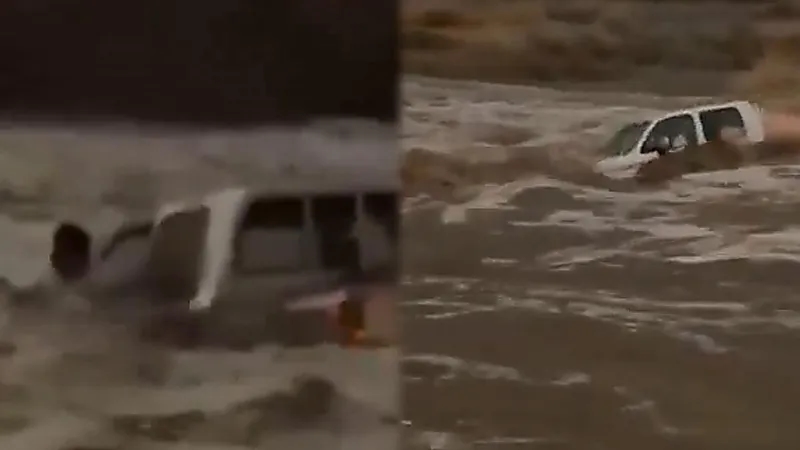 مشهد يحبس الأنفاس لشاب  يجازف بعبور سيول القنفذة.. فيديو