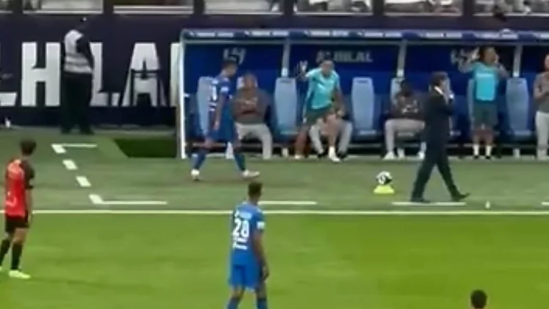 غضب كانسيلو بعد خروجه في مواجهة الهلال والرياض  ..  فيديو