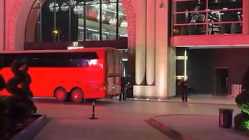 الأمن يمنع معجبًا من الوصول إلى رونالدو بعد محاولة اقتحام حافلة البرتغال  ..  فيديو