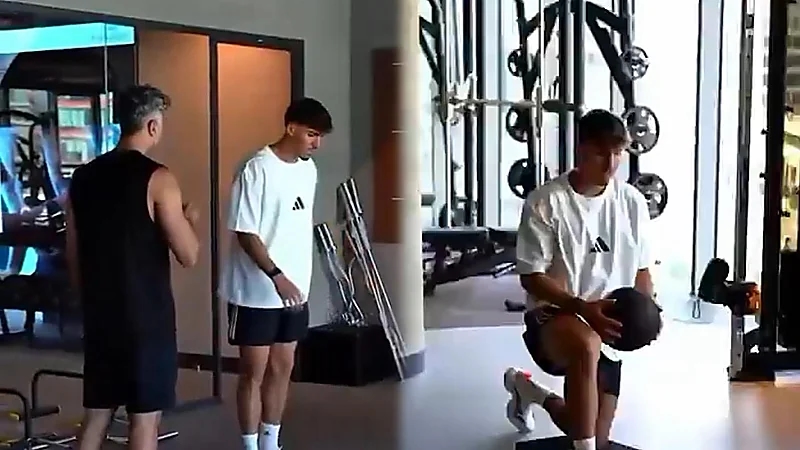 يوسف أكتشيشيك يؤدي تمرينات مكثفة داخل الصالة الرياضية.. فيديو