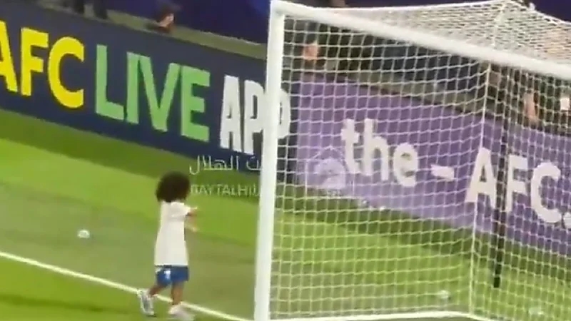 نجل سالم الدوسري يحتفل على طريقته .. فيديو