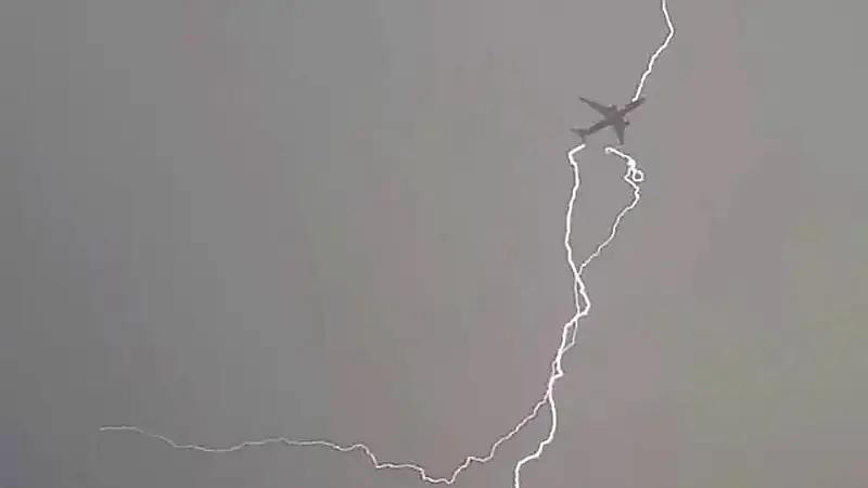 الغامدي يوضح هل تضرب الصواعق الطائرات