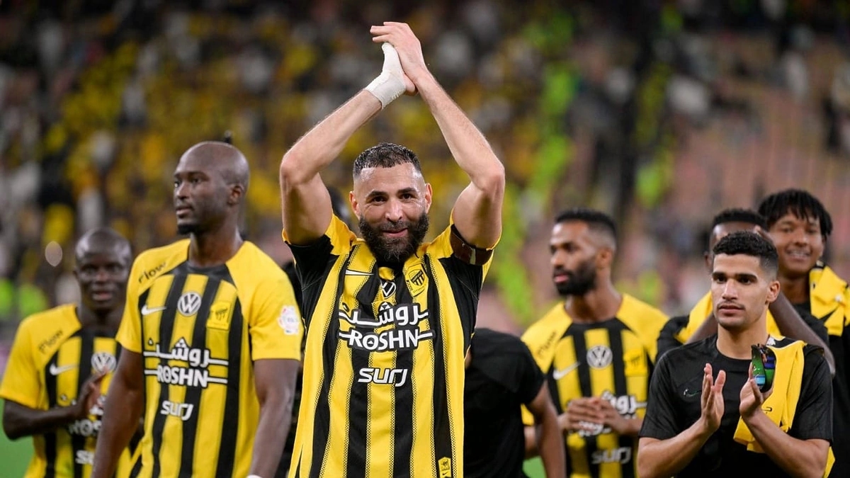 بنزيما يرد بسخرية على شائعة رفض الاتحاد طلبه التعاقد مع سولاري .. صورة