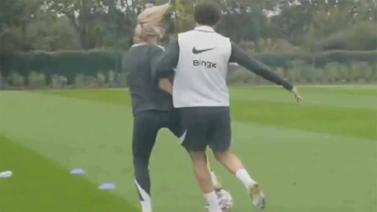 دييغو كوستا يدفع لاعبة تشيلسي ويسقطها أرضًا.. فيديو