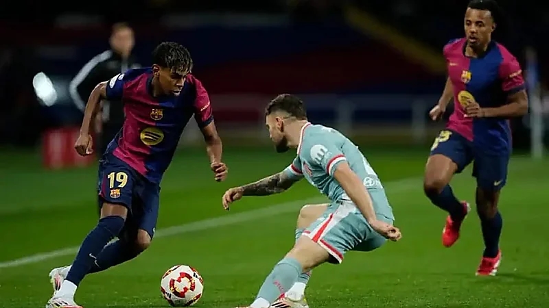 فضيحة تحكيمية في مواجهة برشلونة وأتلتيكو مدريد .. فيديو